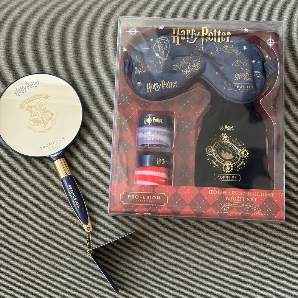 Hogwarts Holiday Night Set Harry Potter  Limited Edition w/ Harry Potter Mirror